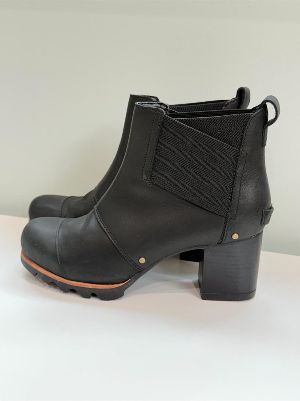 Sorel Chelsea Ankle Boots Womens 7 Black Leather Lug Sole Pull On Block Heel